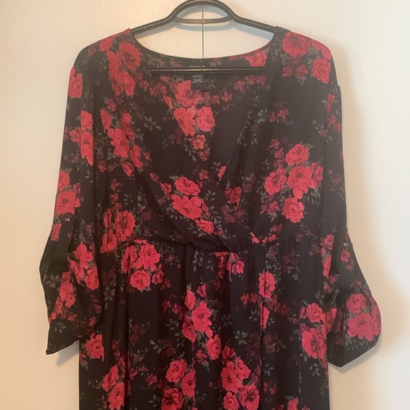 Like New Torrid Chiffon Lexie Faux Wrap Floral Tunic Blouse Size 1(1X) - Picture 4 of 9